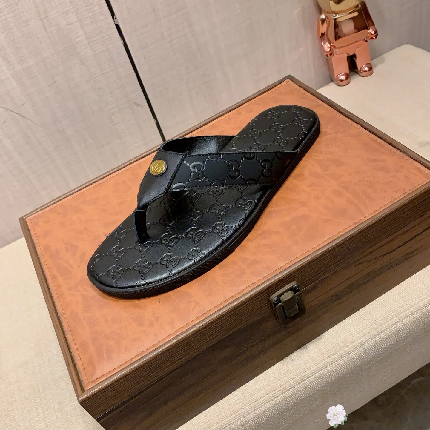 Slippers: New model: Factory price: 260💰💰🎩🎩🔥🔥《 Gucci* 》Series of slippers top purchasing agent🔍🔍Sold at the same time for men, original Italian imported webbing made of selected cowhide, exquisite workmanship,), sole: (super comfortable) original factory special sole, ⚠️exclusive double-layer movable molded sole super comfortable⚠️, real shot🎬the real thing is more beautiful🔍🔍266 regular code 38-44, can be ordered 45.